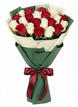 Букет Микс из красных и белых роз в Рассвете Ростовской области