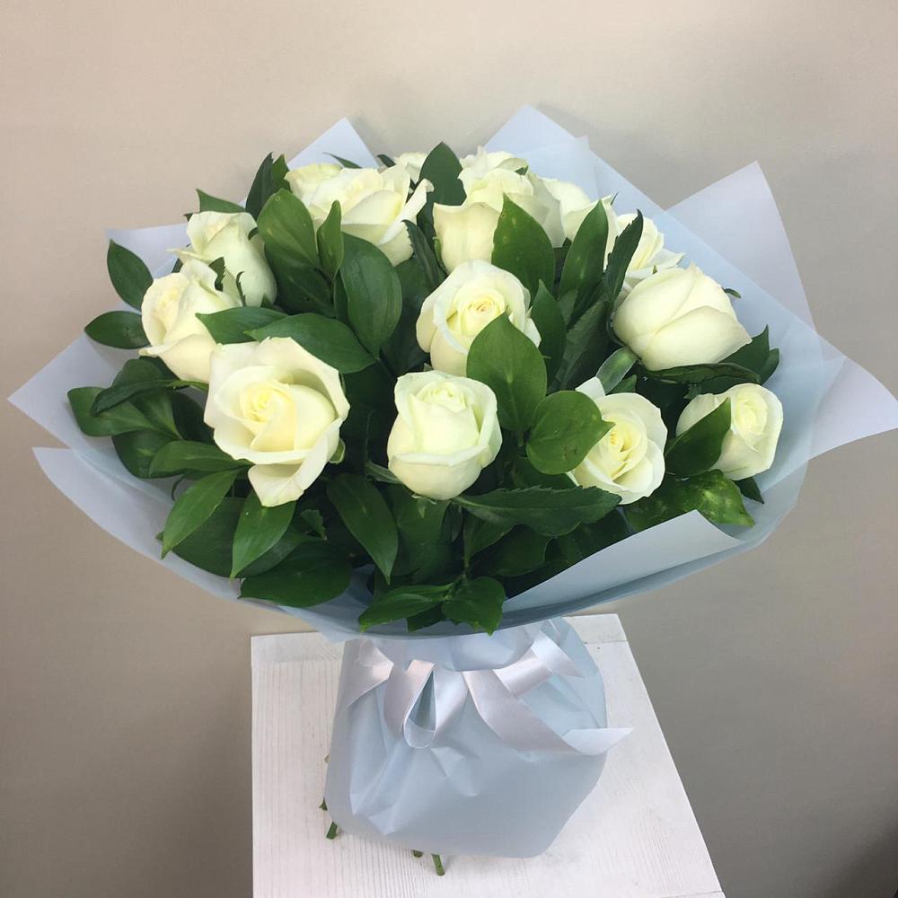 Букет 15 Белых роз Проуд в Рассвете Ростовской области