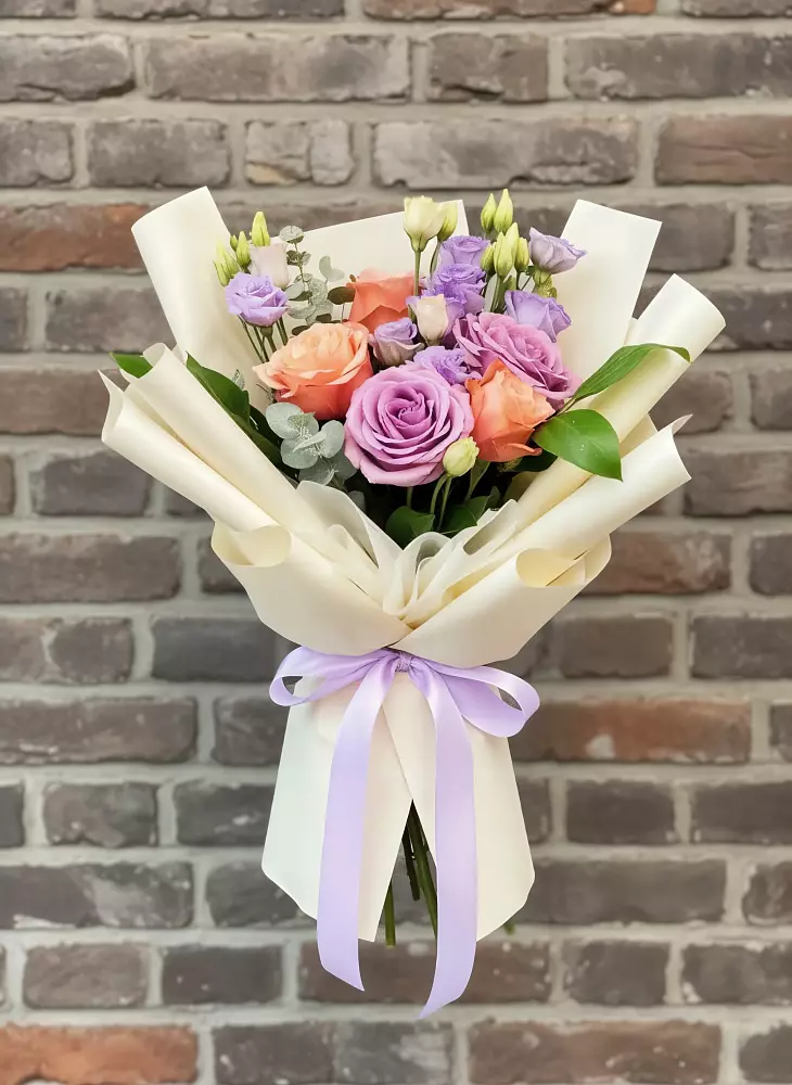 Букет цветов из: Лизиантусы и Розы в Рассвете Ростовской области