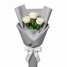 Букет 3 белые розы в Рассвете Ростовской области