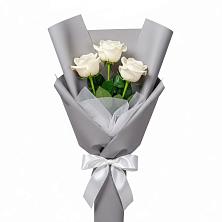 Букет 3 белые розы в Рассвете Ростовской области