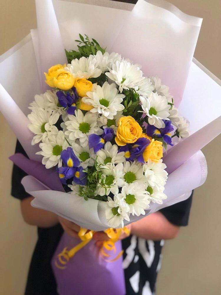 Букет цветов из: Ирисы, Хризантемы и Розы в Рассвете Ростовской области