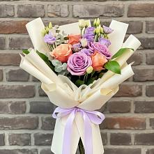 Букет цветов из:  Лизиантусы и Розы в Рассвете Ростовской области