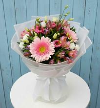 Букет цветов из:  Герберы, Альстромерии и Лизиантусы в Рассвете Ростовской области