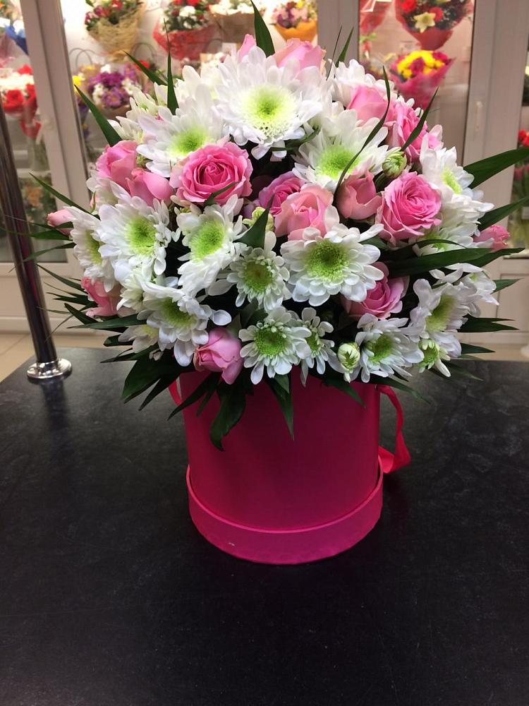 Цветочная композиция из Розы и Хризантемы в шляпной коробке в Рассвете Ростовской области