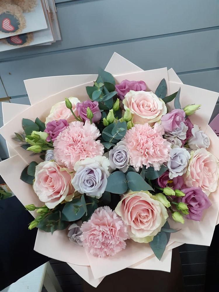 Букет цветов из: Розы, Гвоздики и Лизиантусы в Рассвете Ростовской области