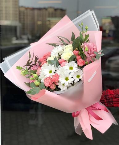 Букет цветов из: Розы, Лизиантусы и Хризантемы в Рассвете Ростовской области